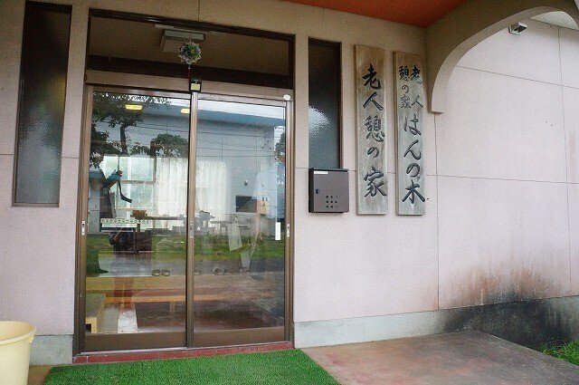 ミニトマト栽培のビニールハウス隣に「ひの里」事務所を置く建物「はんの木」