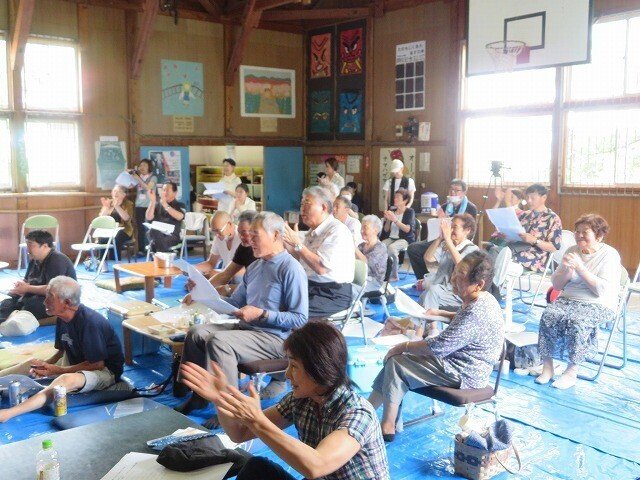 歌を聴く観客や住民