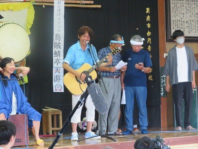 漁師たちが歌う様子