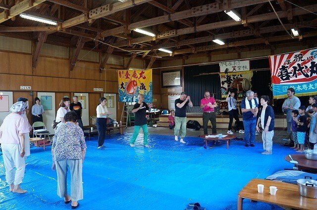 盆踊りを踊る住民たち