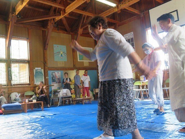 盆踊りを踊る住民たち
