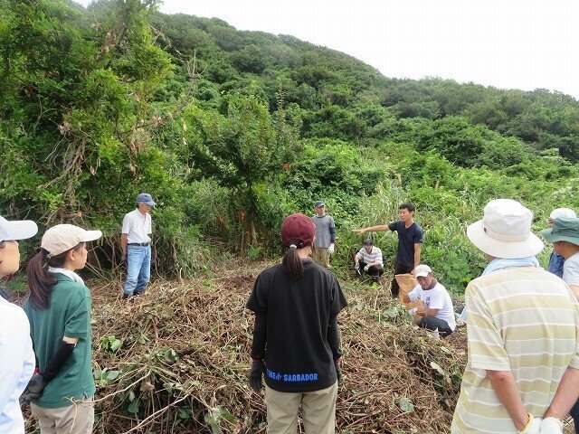 講師の説明を聞く参加者たち