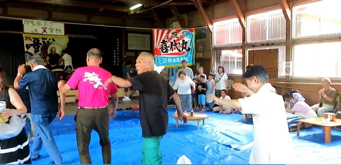 盆踊りを踊る住民たち