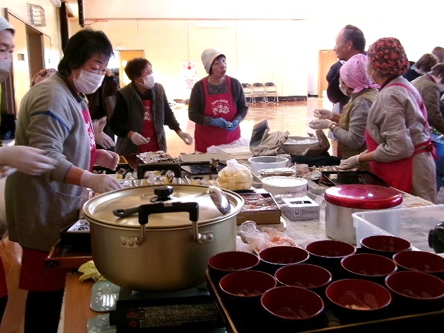 料理をもりつける会員の方々