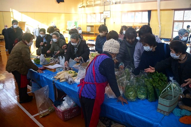 お客が買い物する様子