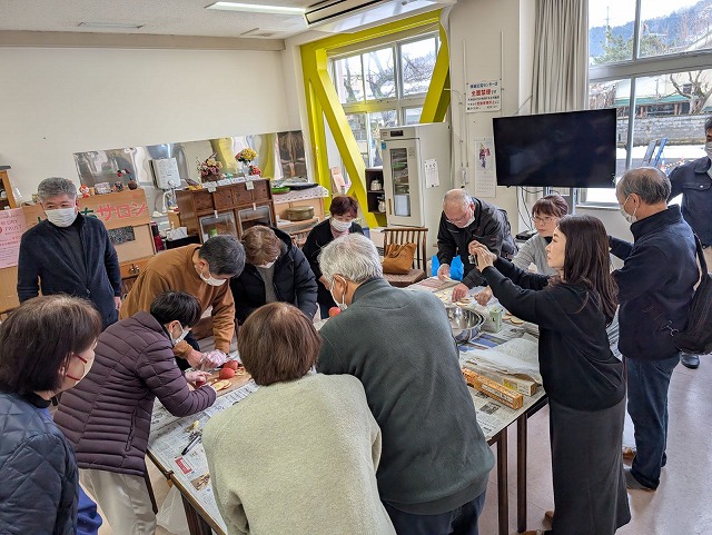 皆でりんごの皮むき