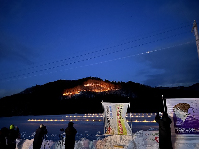 画像:白岩地域の山城に明かりがともされていきます