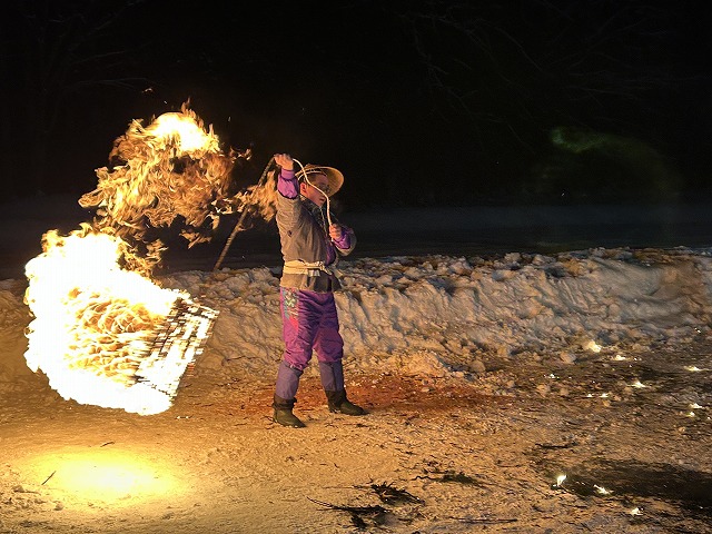 画像:火をまわす子供たち