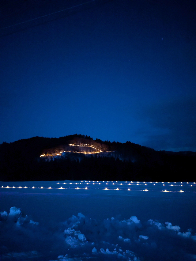 画像:白岩の山城にともされたかがり火