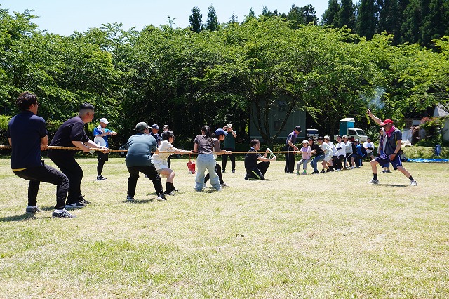 写真：綱引きの様子