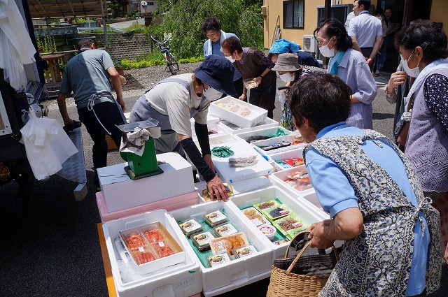 写真　魚屋さん