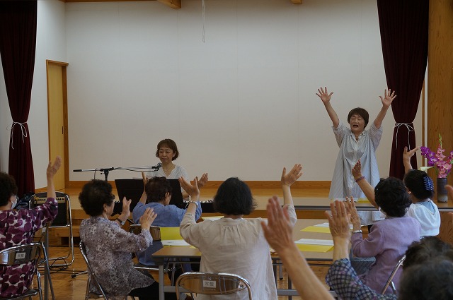 写真　手のひらを太陽に