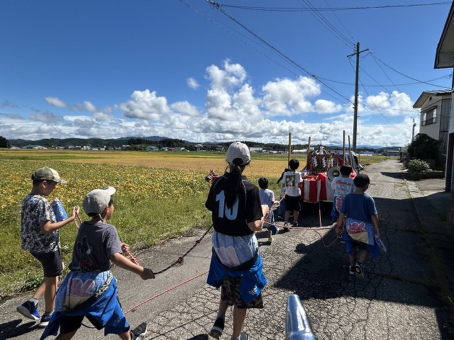 写真　神輿巡行３