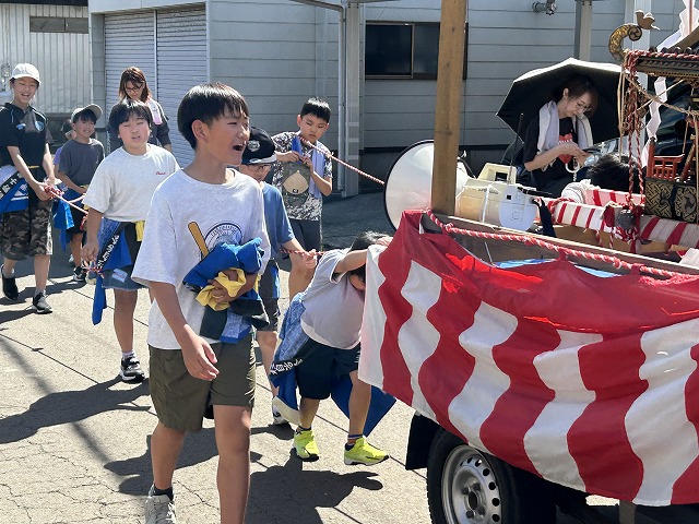 写真　神輿巡行２