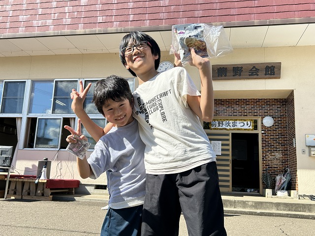 写真　お菓子食い競争２
