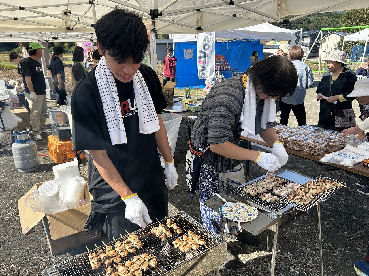 焼き鳥を焼くスタッフ