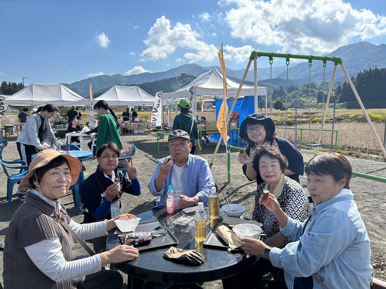 食事する住民の方