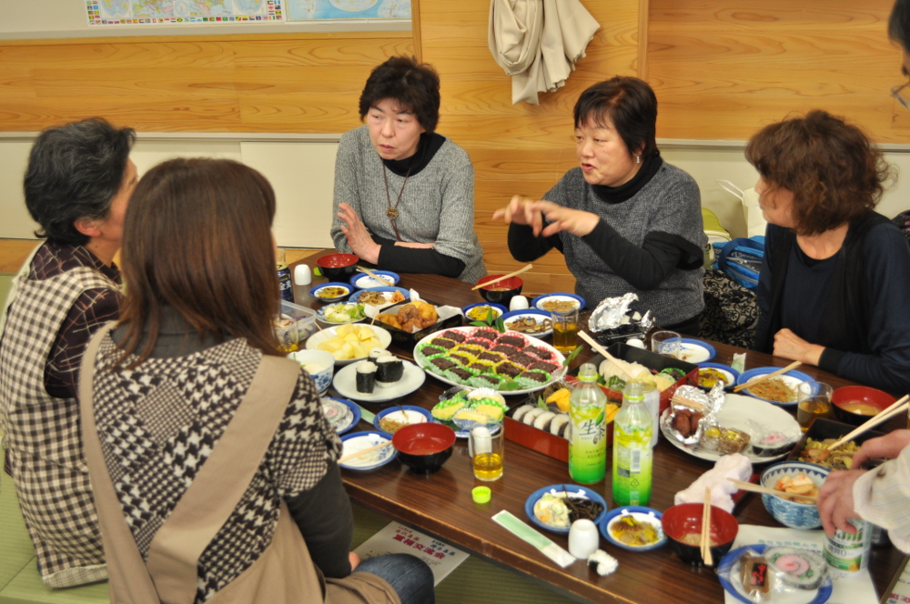 画像：お互いの手作り料理を持ち寄っての交流会