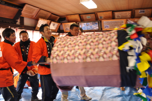 写真：神社に奉納されるぼんでん