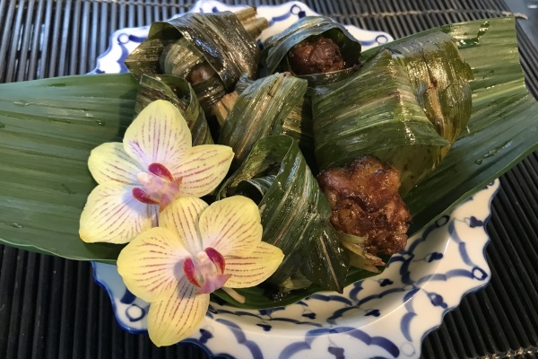 鶏肉のパンダンリーフ包みあげ ガイホーバイトゥーイ 比内地鶏のおウチごはん