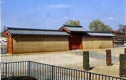 平城宮の復元された築地土塀