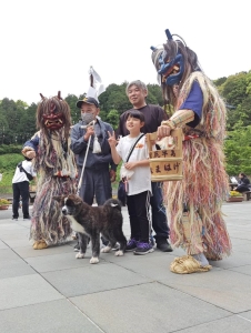 九州国立博物館にナマハゲ＋秋田犬