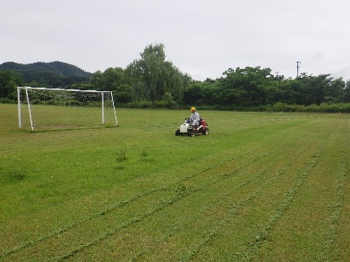 サッカーグラウンド草刈り