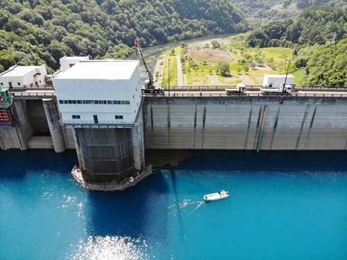 玉川ダム塵芥除去 作業中