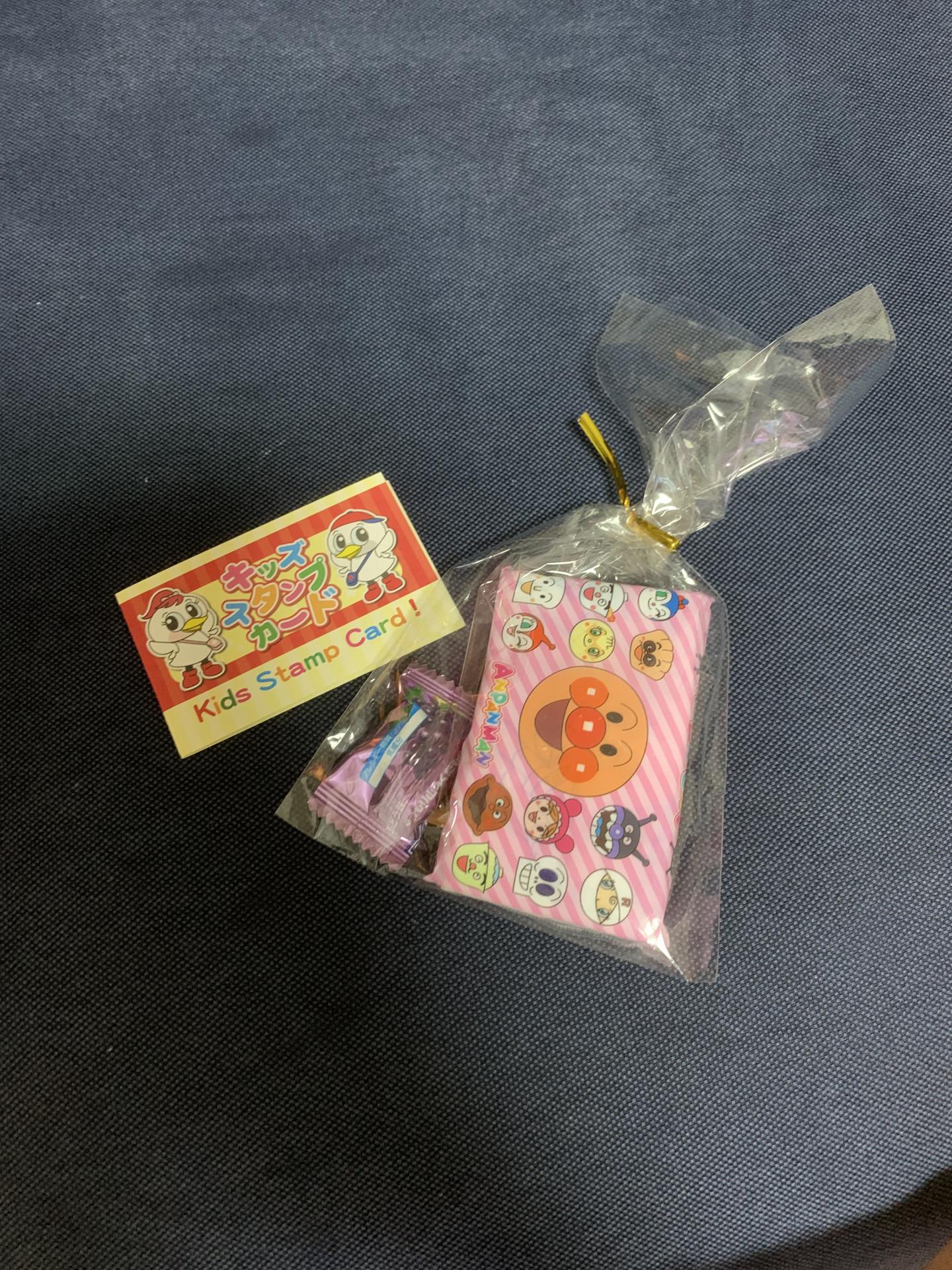  キッズスタンプカードと景品のお菓子の写真[559KB]