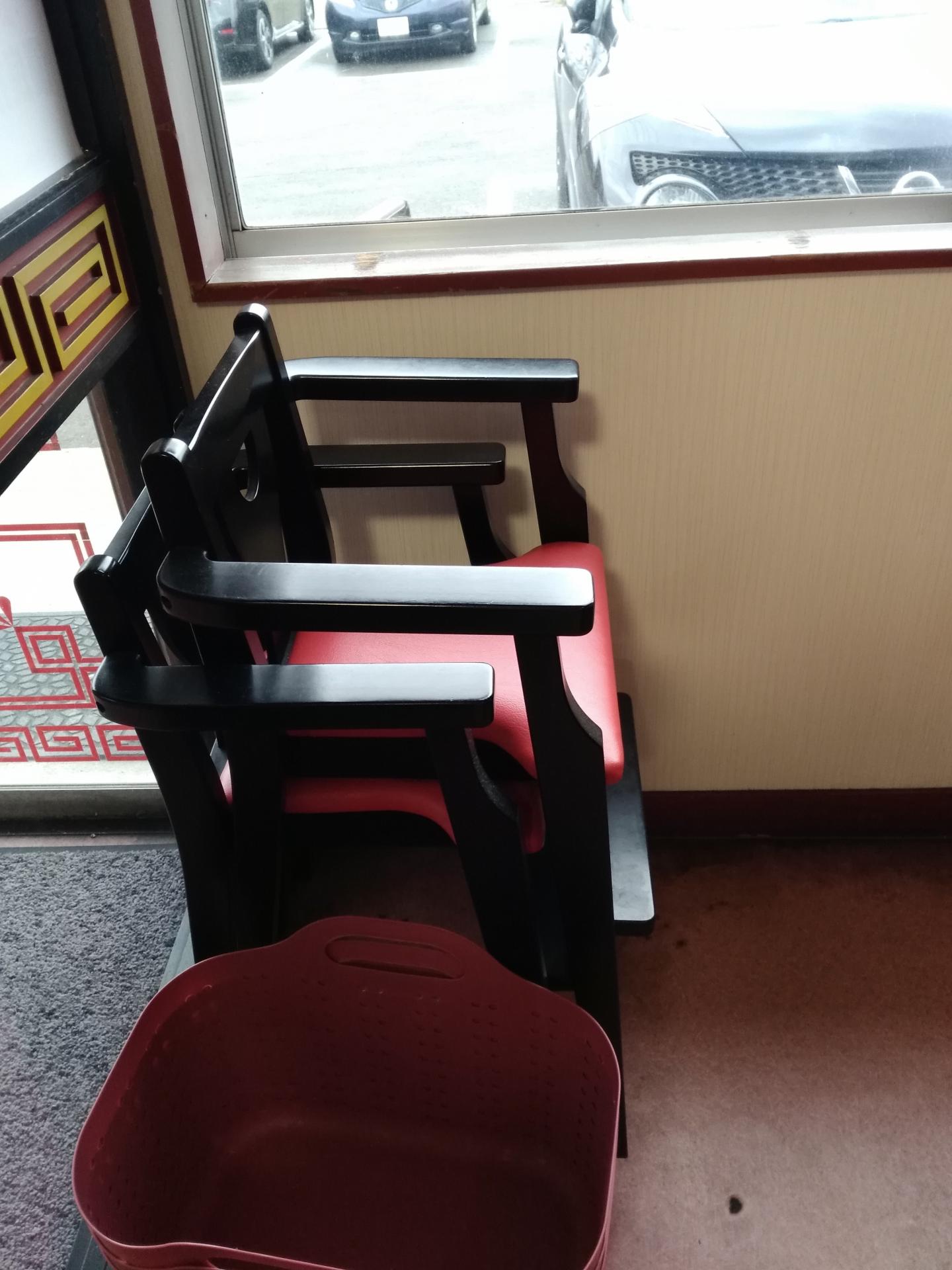  テーブル席用子ども用椅子の写真[208KB]