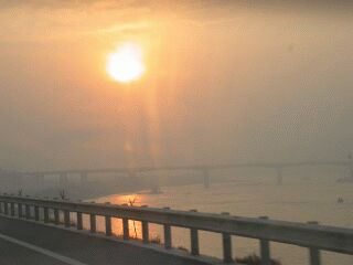 黄河沿いの道から見た朝日