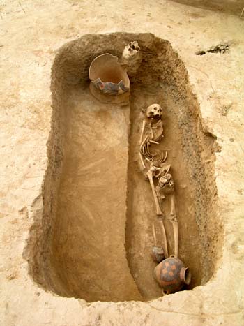 重複した新石器時代の土坑墓