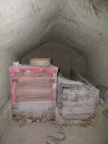 墓室内部の棺
