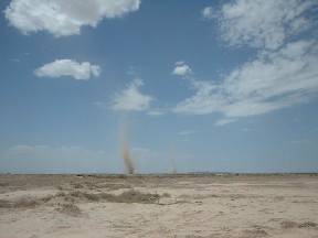 中央には竜巻が。砂漠のトイレは命がけとも。
